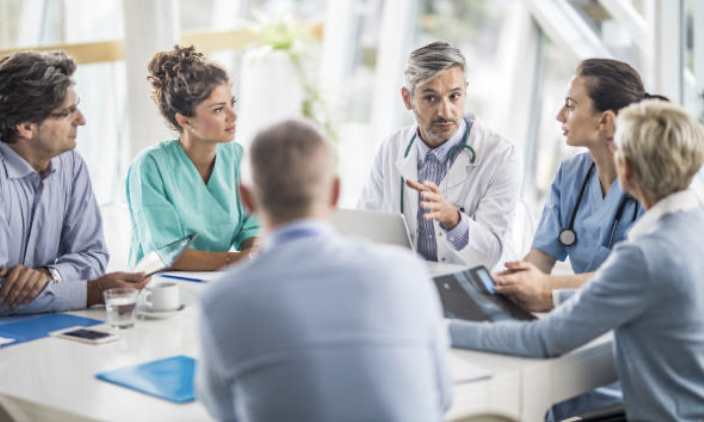 Regel­mä­ßi­ge Fort­bil­dun­gen und The­ra­pie­pla­nun­gen